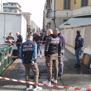 Paura in via Tunisi, esplosione e principio di incendio davanti alle case popolari. Sul posto artificieri e scientifica [FOTO]
