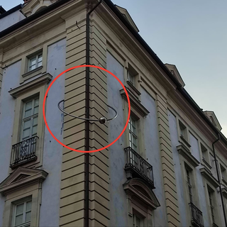 Curiosità di Torino, il &quot;palazzo con il piercing&quot; di piazza Corpus Domini