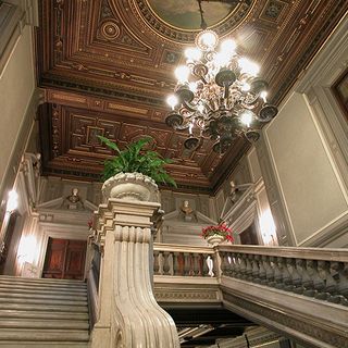 A Palazzo Cisterna si racconta quel viaggio di nozze in mongolfiera che finì sulle rocce della Savoia