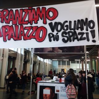 Contro il cibo spazzatura, gli studenti &quot;apparecchiano&quot; Palazzo Nuovo all'ora di pranzo