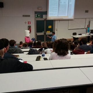 Mascherato entra a Palazzo Nuovo e inizia a distribuire caramelle gommose agli studenti