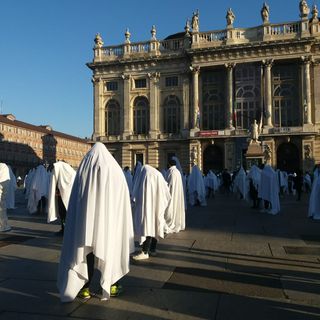 Flash-mob degli istruttori e titolari di palestre e piscine coperti con lenzuoli bianchi (come fantasmi)