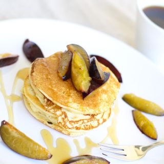 Mercoledì Veg: pancakes con sciroppo d’acero e susine
