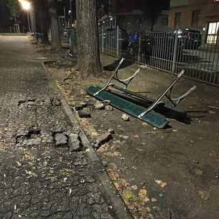 Panchina sradicata nella notte, i giardini “Alimonda” tornano nel mirino dei vandali