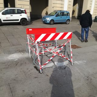 Piazza Castello, ancora danneggiata la panchina davanti alla Regione