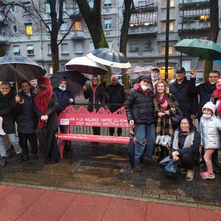 Aurora inaugura 2 nuove panchine rosse: un no multiculturale alla violenza sulle donne in 9 lingue