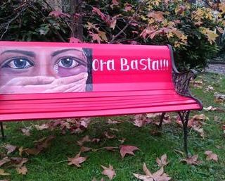 Una panchina rossa nel giardino storico dell'ospedale Mauriziano