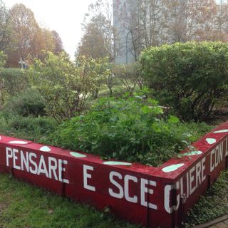 Un messaggio alle donne firmato Dacia Maraini nel giardino della Casa nel Parco