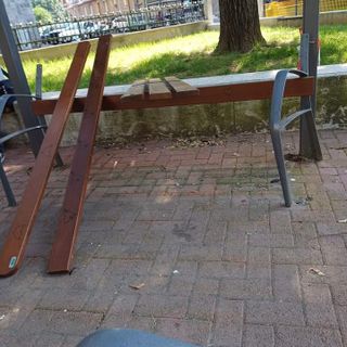I vandali arrecano danni e distruggono una panchina in via Vittorio Veneto