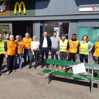 Mc Donald's, volontari e Circoscrizione 2 ridipingono le panchine di piazza Santa Rita [FOTO]