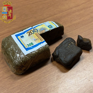 Il panetto di hashish sequestrato dalla polizia