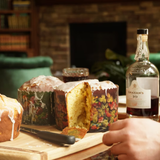 panettoni sul tavolo panettoni sul tavolo