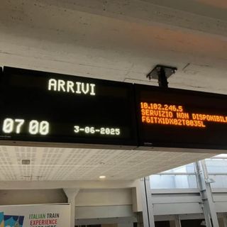 Tabelloni orari fuori uso e biglietteria al buio: disagi a Porta Susa