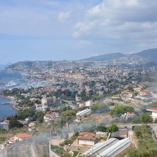porto di Sanremo con mare e colline retrostanti