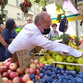 Paolo Damilano mentre prende frutta al mercato