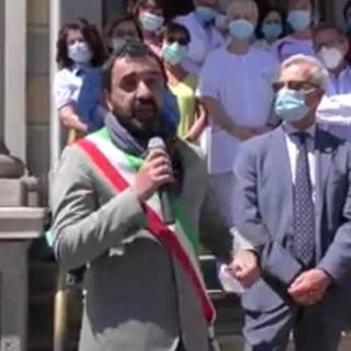 Moncalieri rende omaggio ai suoi eroi, i sanitari dell'ospedale Santa Croce (VIDEO)