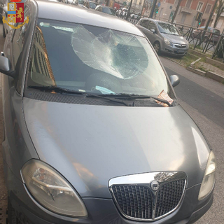 Torino, cammina sulle auto in sosta: arrestato per danneggiamenti