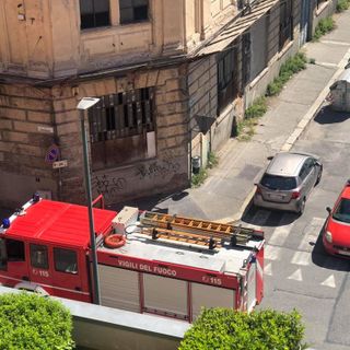 L'ex fabbrica di tappeti Paracchi cade a pezzi, residenti esasperati