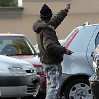 Parcheggiatore abusivo in azione