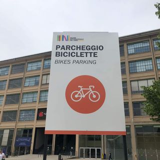 Al Salone del Libro in bicicletta: area di sosta all'uscita della metro