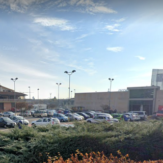 parcheggio con auto in un centro commerciale