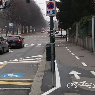 Corso Lecce, la pista ciclabile “sale” sul marciapiede per il parcheggio disabili