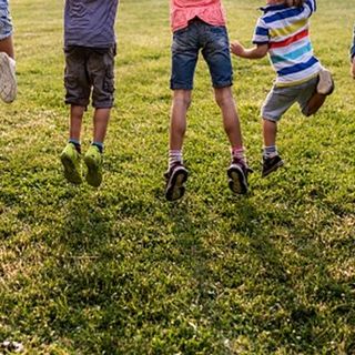 Giochi nei parchi e campi estivi: le linee guida ufficiali per fare divertire in sicurezza bimbi e adolescenti