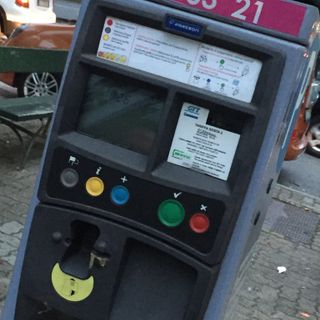 I vigili urbani fermano due persone che manomettevano i parcometri in corso San Maurizio