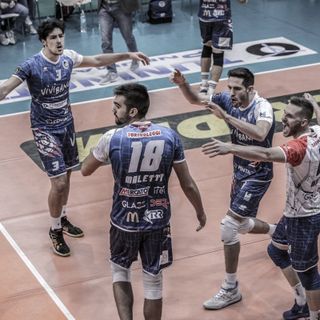 un abbraccio tra i giocatori del Parella volley