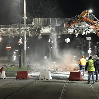Vallette, se ne va un pezzo di storia: abbattuta la prima passerella di viale dei Mughetti [VIDEO]