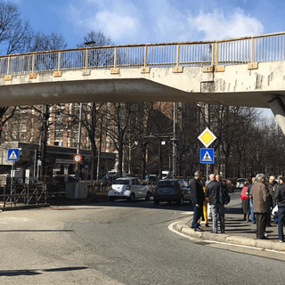 Addio alle passerelle delle Vallette, i residenti chiedono attraversamenti pedonali: la situazione