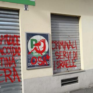 Sede del Pd imbrattata nella notte con scritte pro-Palestina e contro il partito