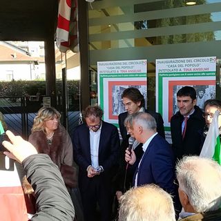 Anche il Ministro Luca Lotti alla intitolazione a Tina Anselmi del circolo Pd di Nichelino. Brutto episodio nella notte, una svastica incisa sulla vetrata esterna del locale (FOTO E VIDEO)