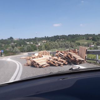 Un camion perde le pedane che stava trasportando, tragedia sfiorata all'imbocco della superstrada per Asti