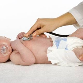 bambino visitato da un medico