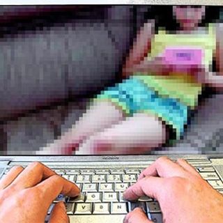 computer con foto di bambina
