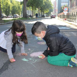 Via le auto, spazio ai bimbi: il M5s raccoglie firme per la pedonalizzazione alla scuola King [VIDEO e FOTO]