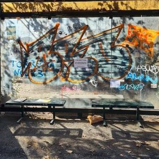 pensilina vandalizzata
