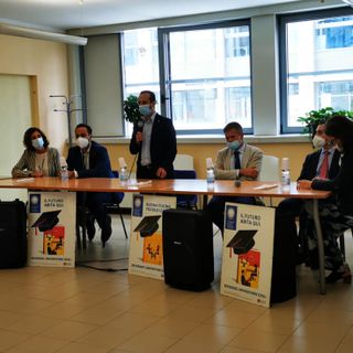 Pensiline fotovoltaiche per studiare nei parchi e nelle piazze: bando di Edisu Piemonte