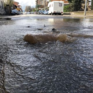 Nichelino, grossa perdita d'acqua provoca l'allagamento di via Martiri: strada chiusa (FOTO)