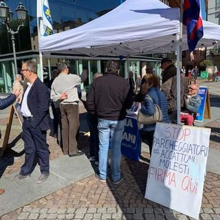 La petizione contro i parcheggiatori abusivi a Pinerolo si sdoppia
