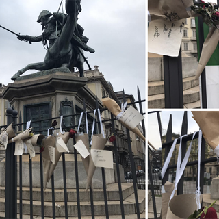Rose rosse e messaggi d’amore: in piazza Solferino la speranza è più forte del Coronavirus [FOTO e VIDEO]