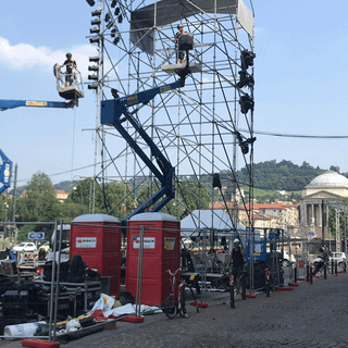 Piazza Vittorio e le impalcature al posto dei dehors