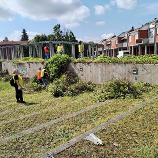 A Falchera i cittadini si tirano su le maniche e ripuliscono piazza Astengo
