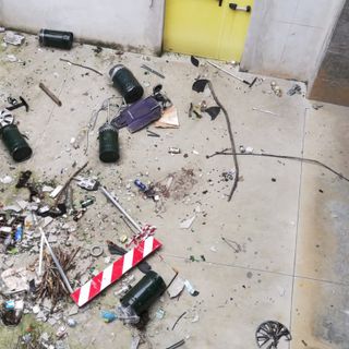 I vandali devastano la nuova piazza Santi Apostoli di Mirafiori Sud
