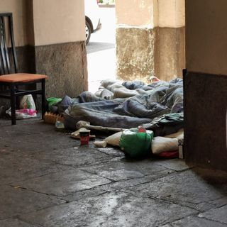 Bivacco di clochard in piazza Statuto, i residenti: &quot;Situazione ormai insostenibile&quot; [FOTO e VIDEO]