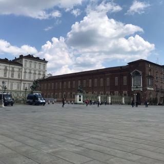 piazza castello senza tabellone vaccini
