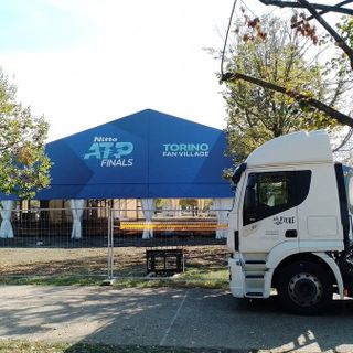 cantiere in piazza d'armi per costruire tendoni e strutture
