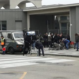 Traffico deviato in piazza Galimberti: le arcate Ex-Moi diventano un set cinematografico