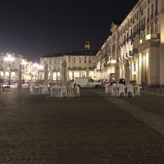 piazza Vittorio deserta dopo le 18